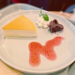 Chizu Gaden - 季節のチーズケーキは、限定商品で、色鮮やかなトッピングが施されていた。