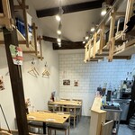 Sakurayama Sushi Shokunin Gotoni - 店内風景　2階テーブル席、ドリンク調理場