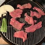 焼肉　鉄木真 - どの肉にもピーマンと玉ねぎ付いてくる