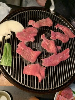 Yakiniku Temujin - どの肉にもピーマンと玉ねぎ付いてくる