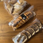 THIERRY MARX LA BOULANGERIE - 上からカット済袋詰めのバゲット・トラディプティ、ヴィエノワショコラ、カンパーニュ・フリュイセック