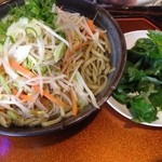 与那原家Ⅱ  - うちの近くの沖縄そば家、与那原家。
野菜そば。更にフーチバー加えて食べる。3日くらい前だとおもうのだが、備忘。
出汁はカツオ ベースのあっさり。二郎以上の野菜の量だが、こちらの方が健康的。