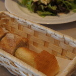 イル・コラッジオ - パスタランチ1500円のパン2種類