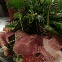 ビストロケンヂ - 生ハムのサラダ   ボリューミーです