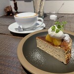 コーヒーとおやつの店 アンドモア - ミルクティのチーズケーキとカプチーノ