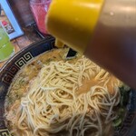 大砲ラーメン  - 替玉を投入し、ラーメンタレを投入❗