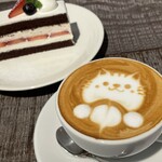コーヒーとおやつの店 アンドモア - 苺のショコラショートとカフェラテ