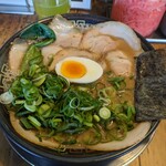 大砲ラーメン  - ネギとチャーシューをトッピング❗