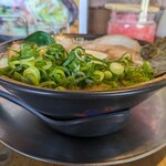 大砲ラーメン  - 側面❗ネギにはたまらない写真
