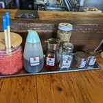 大砲ラーメン  - いつもの卓上調味料❗下ろしニンニクと辛味ニンニクは大砲ラーメンでは必須❗