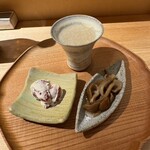 Akasaka Kichou - 前菜、鳥スープ・きのこのおひたし？・いちごに何かがかかってるもの