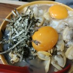 深川 釜匠 - 一方の深川丼ぶり。初動は良かったがその後のパットしないおじや感が目立った。卵黄2つも使ってるんだから、出汁等も後半戦でも勝てる風味を持っておかなきゃ。