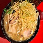 ラーメン 厚木家 - チャーシュー麺に辛みネギ、うずらの卵、極太メンマ