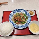 満洲園 - レバニラ炒めセット@930円　ライスの大盛サービス