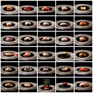 その日仕入れた旬なネタ。赤酢のシャリとともにどうぞ