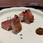廣澤 - ②自家製窯焼き四万十ポーク肩ロース(高知県四万十川産)の叉焼《右側》
      ③自家製窯焼き東京エックス肩ロース(東京都産)の叉焼《左側》、辛味噌添え