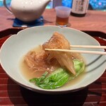 廣澤 - ④真鱶鮫(まぶかさめ、宮城県気仙沼産)の尾鰭の鱶鰭、漢方スープ、もやし&黄韮&青梗菜添え