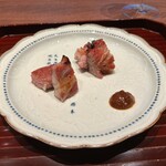 廣澤 - ②自家製窯焼き四万十ポーク肩ロース(高知県四万十川産)の叉焼《右側》
      ③自家製窯焼き東京エックス肩ロース(東京都産)の叉焼《左側》、辛味噌添え