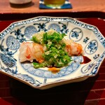 廣澤 - ⑥瞬間揚げ牡丹海老(北海道産)、香辛料入り甘醤油&黒酢の菜の花葱ソース掛け