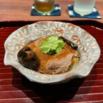 廣澤 - ⑦筍&セロリ&椎茸の水煮牛肉、パクチー載せ
      高温油を掛けて仕上げます