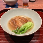 廣澤 - ④真鱶鮫(まぶかさめ、宮城県気仙沼産)の尾鰭の鱶鰭、漢方スープ、もやし&黄韮&青梗菜添え