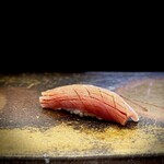 鮨 難波 - 同じ個体の中トロ。 このあたりの部位になると、マグロらしい香りや旨味が増してきます。 メジマグロ、経験のない方は一度ここでお試しを。 爽やかで軽いマグロも美味しいですよ。