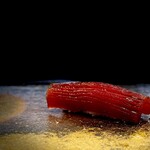 鮨 難波 - こちらは大人のマグロの赤み。 メジを食べ終わったあとだけに、一層、旨味を感じることができます。 全国制覇しつつある赤酢ですが、難波さんは、あくまで米酢で最後まで貫きますが、まったく違和感もないし、負けてない。