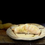 鮨 難波 - これも追加。 こちらは、炙ったヒラメのエンガワ。 プルプルグリグリとしっかりした食感のエンガワも炙ると、、どうしたことでしょう。 トロンっとした脂と旨味、油っこさを取り除いた牛すじのよう。 これも炭火がなせる技。 これもクソ旨かったなー。 ひと手間を惜しまない、、それは愛情以外のなにものでもありません。