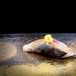 鮨 難波 - 医者から指導が入りそうな肥満認定されたアジも美味しいですが、脂がライトな春先のアジは若々しい味わい。 これも、難波さんのシャリとの相性が素晴らしい。