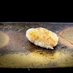 鮨 難波 - 富山湾のスタープレーヤーの1人、甘エビ。 僕は昔、この店で甘エビを食べて、甘エビの概念がひっくり返りました。 ねっとりとしかも噛みごたえがあって、まさに甘さ特質の甲殻類。 小さいけど、その存在感はまったくかすみません。