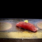 鮨 難波 - 富山湾名産のメジマグロ。 今回は30kgだったかな、、ほんとに小さいマグロの幼魚。 大人のマグロとは比べるべくもないですが、これはこれでマグロとは異なる美味しさ。 ちょっとカツオに近いような味わい。