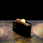 鮨 難波 - もう獲れてるんですね、、初春のホタルイカ。 これも富山湾を代表する小さな小さなスーパースター。 本日は沖漬けされたホタルイカを握っていただきました。 甘くて塩っぱくて、とろけるような食感の中に、キモ、ワタ、ミソがいっしょくたにされたような濃縮された強い旨味。 うーん、これは旨いです。