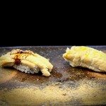 鮨 難波 - 難波さんでは、アナゴは、ツメ、塩とはんぶんこにして供されますが、これは半分づつではなく2貫ですよね。 なんか、得した感あるなー。 ここは関東と同じく煮る工程を入れるので、みんなが大好きな温かいふわトロの崩壊系。