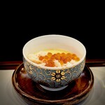 鮨 難波 - カニとイクラの茶碗蒸し。 と思うでしょ？ 実は中にシャリが敷かれてて、難波さんいわく、鮨屋の雑炊なんだとか。 温かい一品にほっと一息。 食欲、、まったく衰えません。