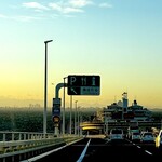 鮨 難波 - 本日のアクアラインは20mの強風で波高し。 クルマの速度も50kmに規制中。 最終着陸態勢の並走中の両機がA、C滑走路に向かって降下中。 これから乗るNH321便も揺れるだろうなー。 楽しそう！