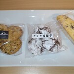 さらさ焼菓子工房 - 左からチョコチップとくるみのクッキー、チョコレートクリンクルクッキー、コーンミールアーモンドビスコッティ。