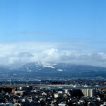 鮨 難波 - 翌日、ホテルから立山連峰を臨む。 少し雲がかかってますが、概ねいい天気。 快適な空の旅になりそうです。