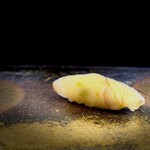 鮨 難波 - まずはヒラメから。 香りますねー。 素晴らしい。 3日熟成とのことですが、まだまだアスリートの太もものようなプリプリ感が残ります。 この店のシャリがドンピシャなタネの１つ。