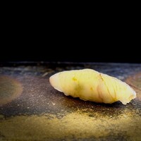 鮨 難波 - まずはヒラメから。 香りますねー。 素晴らしい。 3日熟成とのことですが、まだまだアスリートの太もものようなプリプリ感が残ります。 この店のシャリがドンピシャなタネの１つ。