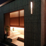 虎白 - 東京メトロ東西線・有楽町線・南北線・都営地下鉄大江戸線「飯田橋」駅B3出口徒歩2分。迷子レベル１。（他の路線からも割と近いです）
      