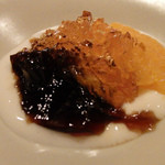 虎白 - 柿のシャーベットと黒みつを使った寒天、ラム酒のゼリー添えチーズクリームスープ