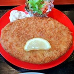 割烹お食事 吉田屋 - ここまでの大きさのイカメンチ、初めてです　(*^^*)