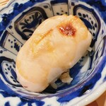 こま田 - 虎河豚白子の炙り。軽く煮切りが塗られております