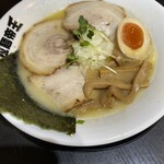 激辛ラーメンの拉麺帝王 - 白湯ラーメンチャーシュートッピング