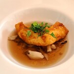 AMALFI - 相模湾産鮮魚のフリット、カリッと揚がっていて、舞茸と真鯛の出汁スープとよく合う(^^♪