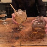 デイアンドナイト - リンゴジュースは可愛い瓶に入っていて2回飲めました。お冷のグラスも可愛い