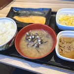 吉野家 - 牛鮭定食688円 味噌汁をしじみ汁に変更で＋100円
