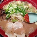 火の国文龍 - ここの名物はこってり豚骨ラーメンに背脂がドロドロ入った
      『とんこつ黒のこってりバージョン(あっさりも有り)』なのですが、その下のあっさりバージョンの『とんこつ赤』を選択しました。
      