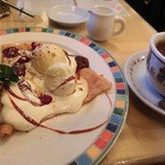 クレープリー・アルション - フレッシュチーズのムースとジンジャーミルクティーのジェラートのクレープ　カラメルアーモンド添え