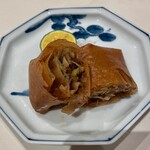 田中圭英 - 春巻き：ホタルイカ微塵切り 黄韮 うるい 搾菜 木の芽
